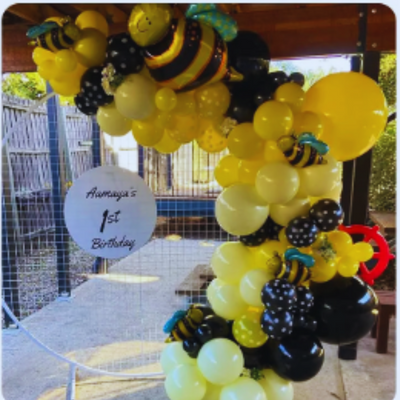 Enhance your occasion with the Bumble Bee Balloon Garland for Birthdays. Our design showcases carefully chosen, double-stuffed/layered Pastel Yellow, Yellow and White balloons for durable, visually striking decor that will elevate any event. The Garland includes Bumble Bee Foil balloons and white and black polka dots latex balloons, ideal for summer gatherings, Easter celebrations, and more. Crafted from eco-friendly natural latex balloons.